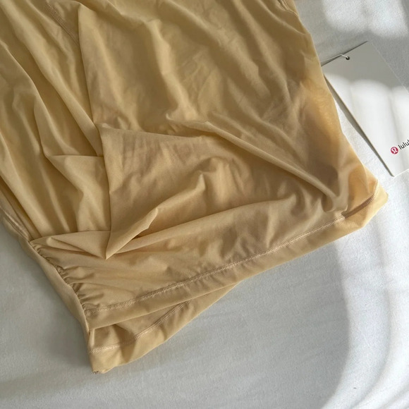 🆕💛 Lululemon Lightweight Mesh Reversible Yoga Tee Prosecco - Picture 3 of 10